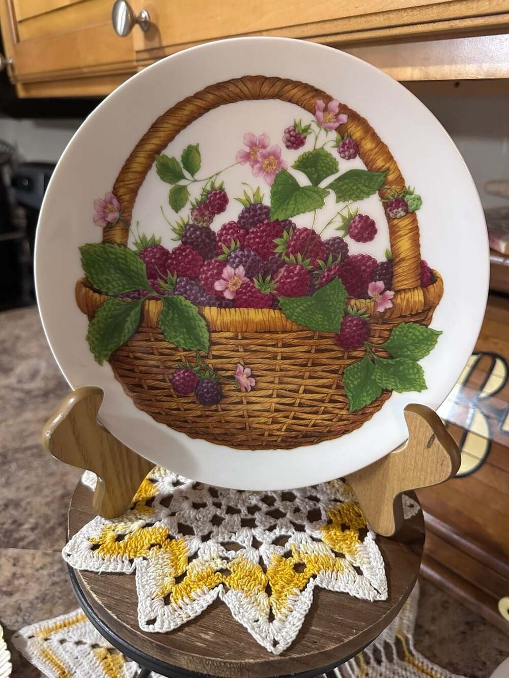 Avon Summer Fruit Collection Decorative Plate 1985 Berries Basket